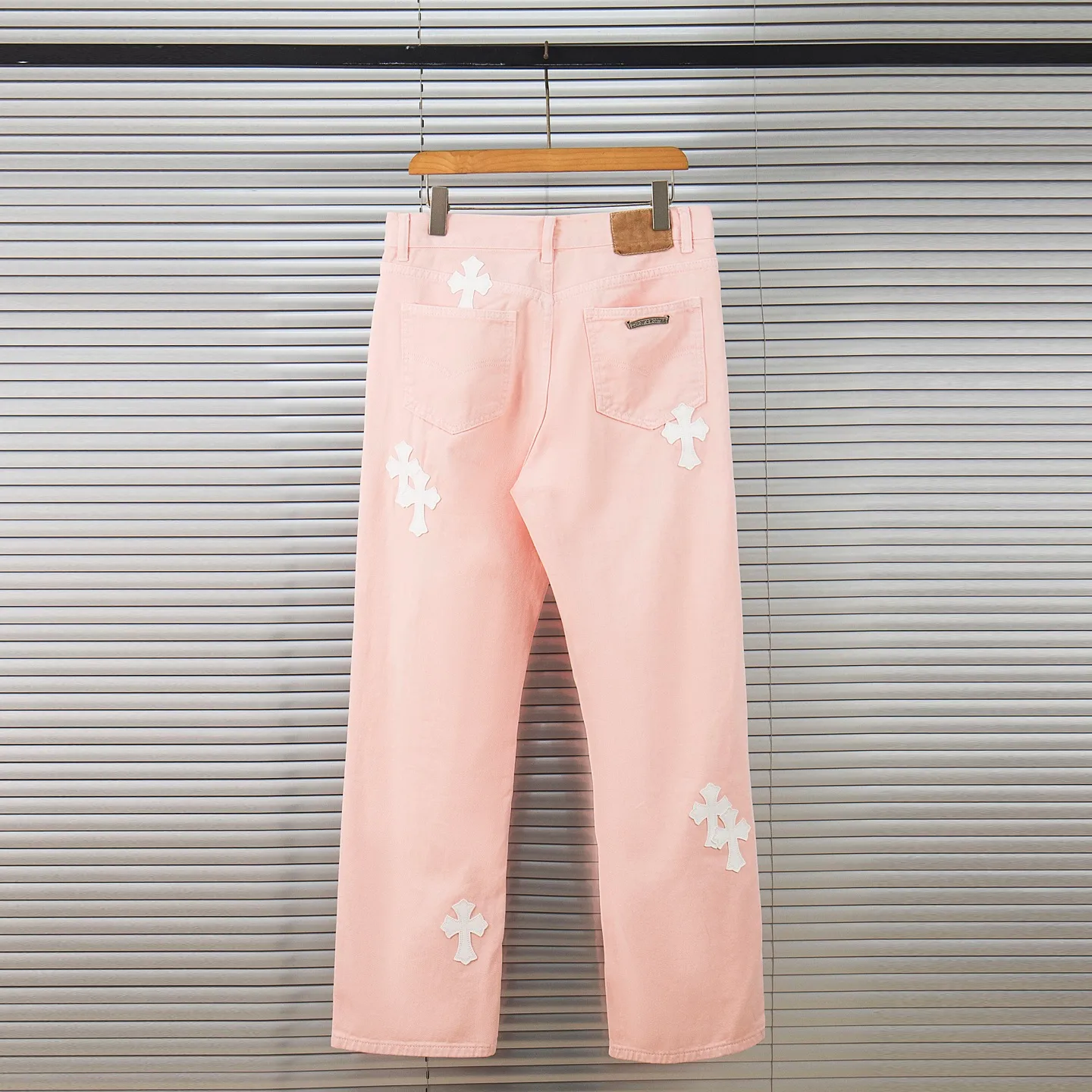 P270 Chrome hearts | CH Chrome hearts Limited edition cherry blossom pink leather jeans for girls. Charming dopamine personality jeans. Indispensable for fashionistas. The same model for celebrities. A model touted by many bloggers. This new pair of pants is perfect in terms of shape and upper body. It is no exaggeration to say that making a pair of jeans is equivalent to making 20 short-sleeved jeans. The fabric is made of high-quality imported denim. It has a unique high-end texture. I am very satisfied with it after washing and proofing several times. Style number: 1730# Color: Sakura pink Size: 28 30 32 34